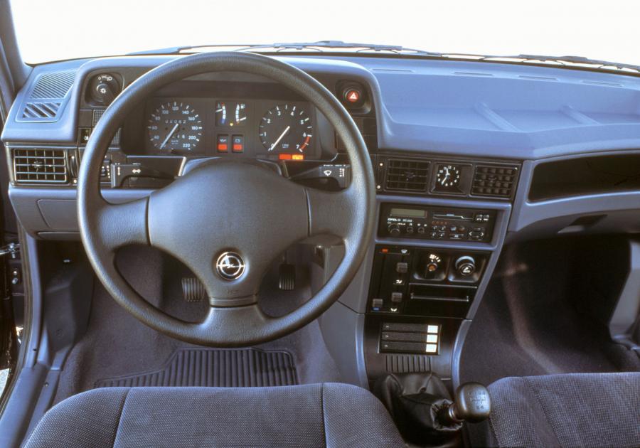 Торпедо Opel Kadett Fun 3-Door (E) 1990 года  (фото 5 из 5)